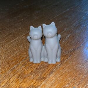 Gray Cat Figurine Cell Phone Stand